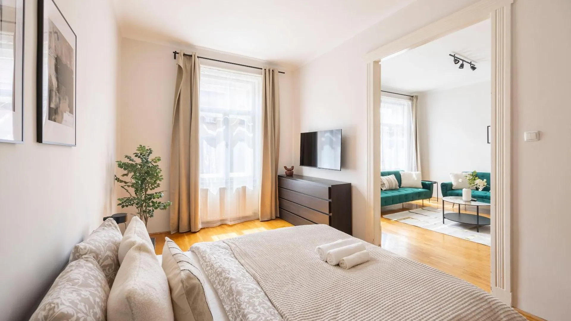 Stylish & Cozy City Center Apartment By Prestige Homes Budapest