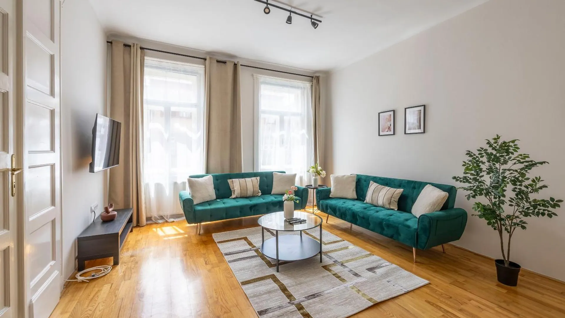 Stylish & Cozy City Center Apartment By Prestige Homes Budapest