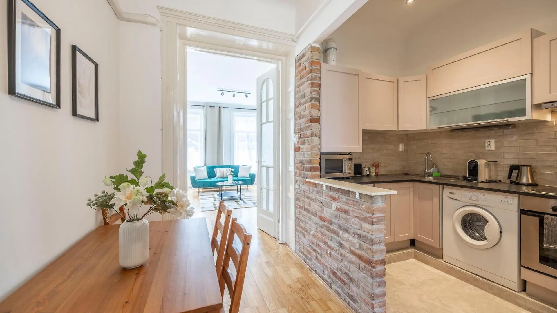 Stylish & Cozy City Center Apartment By Prestige Homes Budapest Hungary